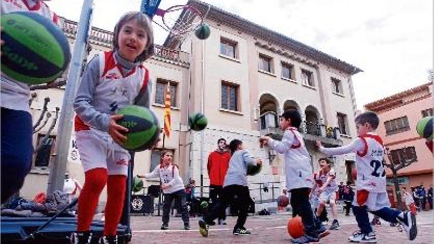 Quatre equips del Bisbal Bàsquet van entrenar-se ahir a la tarda a la plaça de l&#039;Ajuntament.