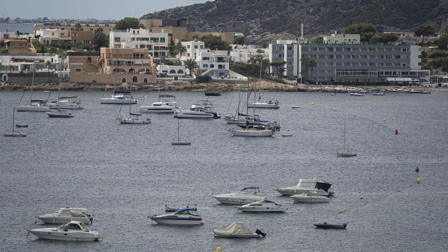 Oportunidad en Ibiza: piso con vistas al mar y plaza de garaje en Talamanca