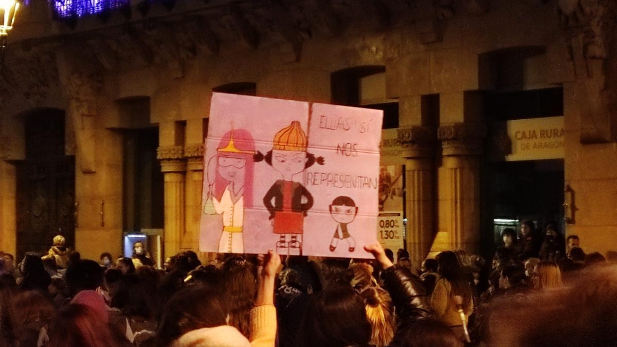 Algunas de las pancartas que se han visto en la manifestación de Zaragoza esta tarde.