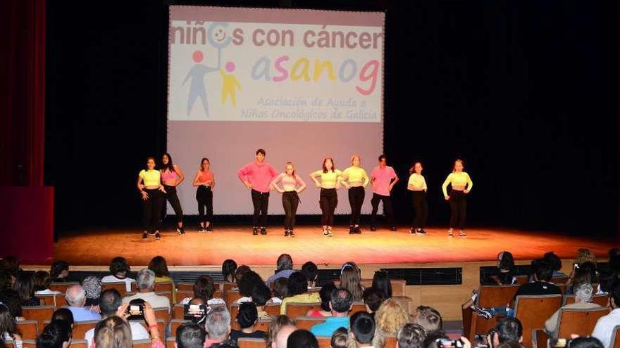 Un momento de la gala de ayer a favor de Asanag en el Auditorio de Cangas. // Gonzalo Núñez