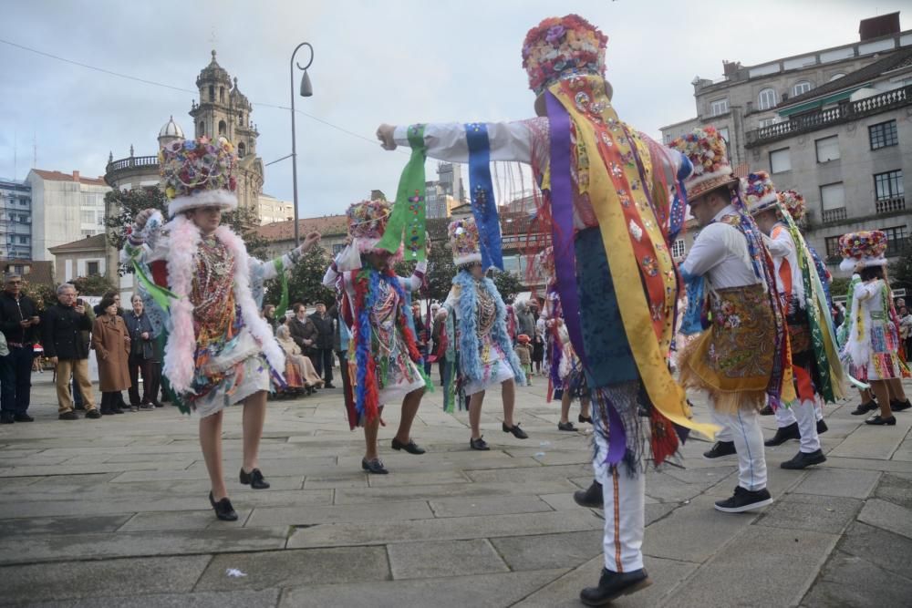 Madamas y Galáns colorean el carnaval de Pontevedra. // R. Vázquez