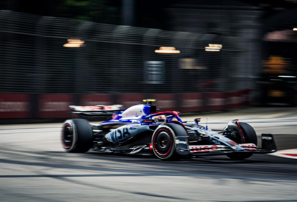 Singapore (Singapore), 20/09/2024.- Japanese driver Yuki Tsunoda of Racing Bulls in action during the second practice session for the Singapore Formula One Grand Prix at the Marina Bay Street Circuit, Singapore, 20 September 2024. The Singapore Formula One Grand Prix takes place on 22 September 2024. (Fórmula Uno, Japón, Singapur, Singapur) EFE/EPA/TOM WHITE