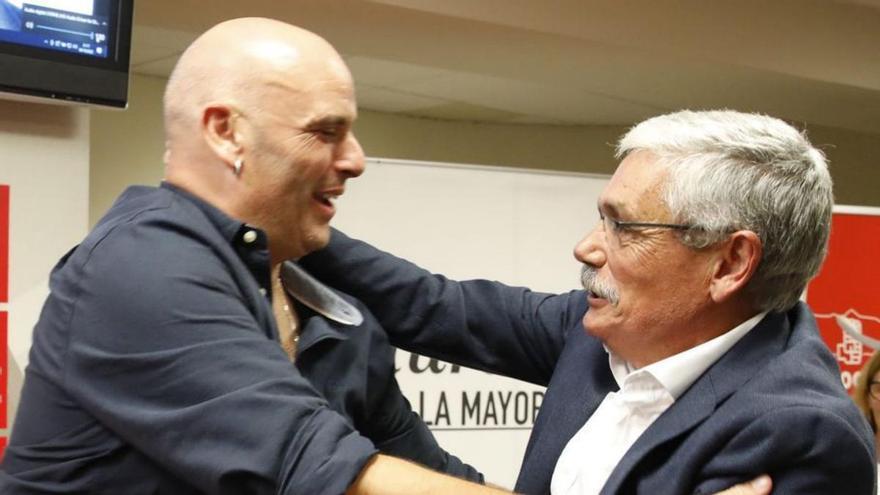 Monchu García abraza a Luis Manuel Flórez, ayer. | Ángel González