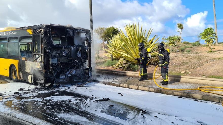 Arde una guagua en El Cardón