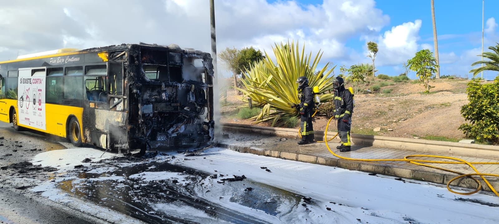 Arde una guagua en El Cardón