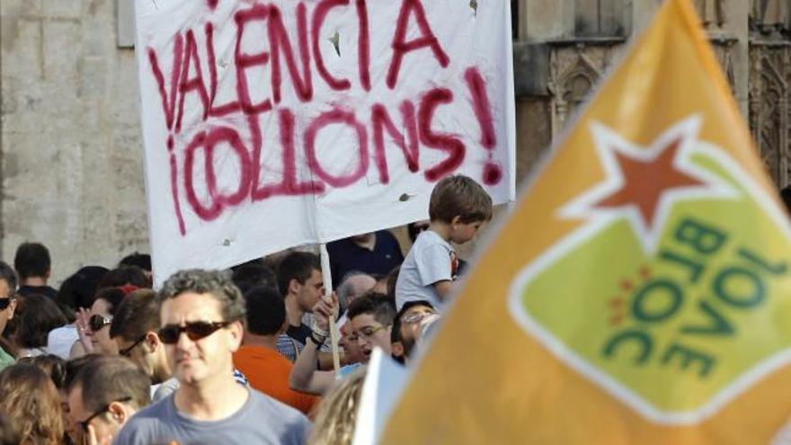 Miles de personas han participado esta tarde en una manifestación para reclamar &quot;una enseñanza pública y de calidad en valenciano&quot;.