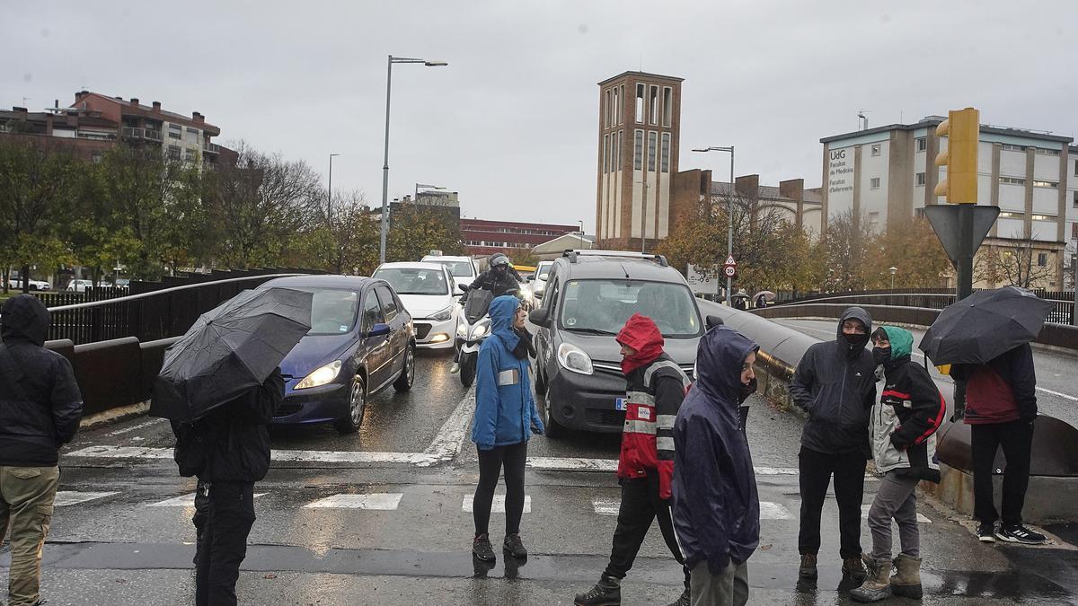 Tallat l'accés al carrer del Carme per protestar contra uns desnonaments