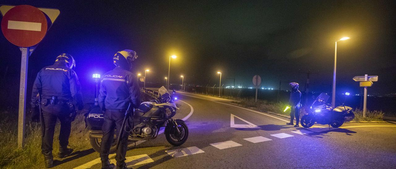 Control policial ante el aviso de una fiesta ilegal el pasado mes de febrero en Sant Jordi