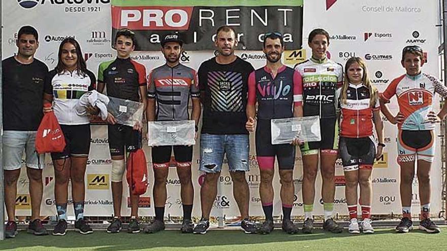 Los ganadores del ciclocross posan en el podio tras la entrega de trofeos.