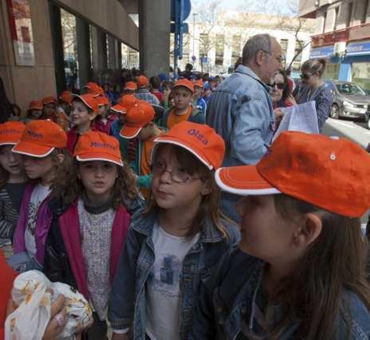 Escolares y padres de discapacitados reclaman becas de libros y comedor