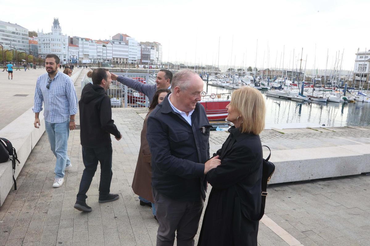 Recorrido por la Marina de Paula Prado, Miguel Lorenzo y la presidenta de la FEMP