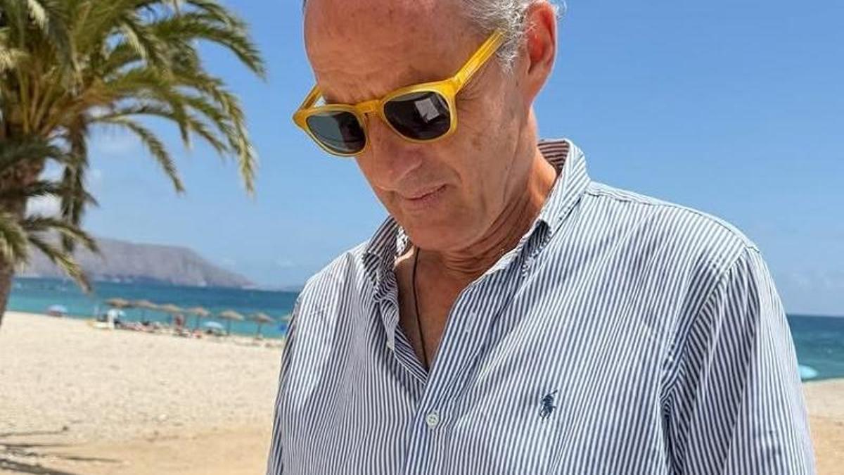 Francisco Camps lee en la playa a Churchill y De Gaulle