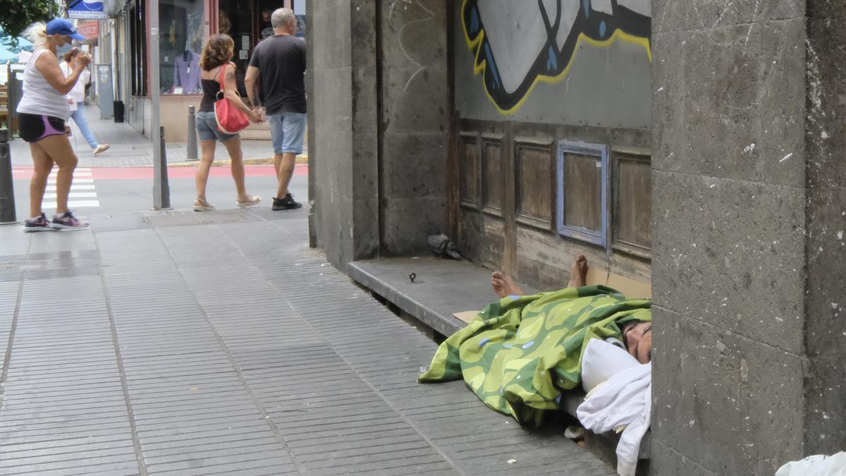 Persona sin techo duerme en una acera de la calle General Vives.