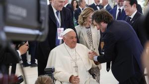 El papa y Milei se abrazan al encontrarse en la cumbre del G7 en Italia