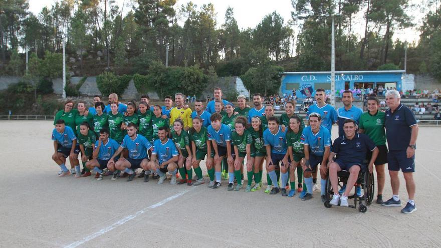 Las plantillas del CD Arenteiro femenino y del CD Seixalbo, posando antes del encuentro. |  // IÑAKI OSORIO