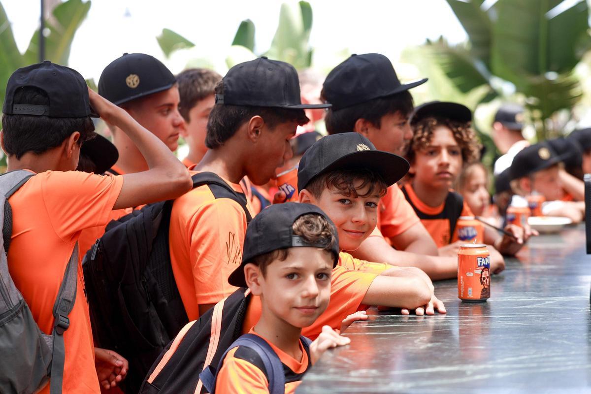 Galería: los niños de la UE Sant Josep y el campus Go Football Academy en el evento de Tomorrowland Store Galería: los niños de la UE Sant Josep y el campus Go Football Academy en el evento de Tomorrowland Store