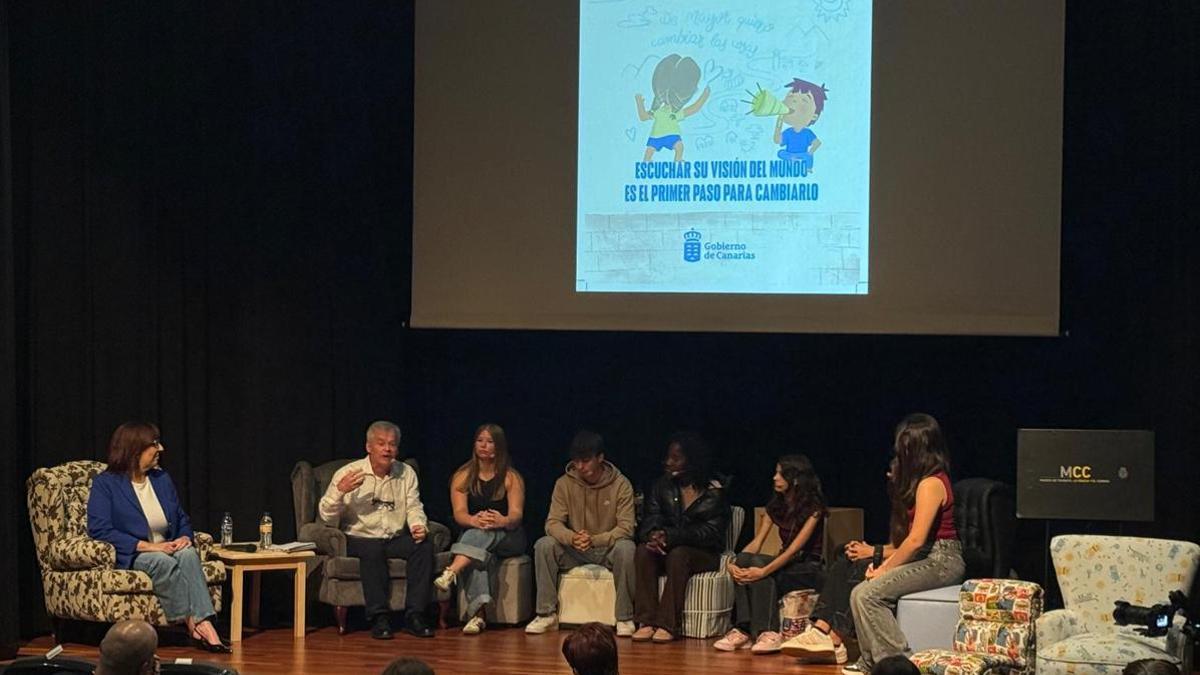 La directora general de Infancia y Familias, Sandra Rodríguez, junto a los ponentes en el momento del debate.