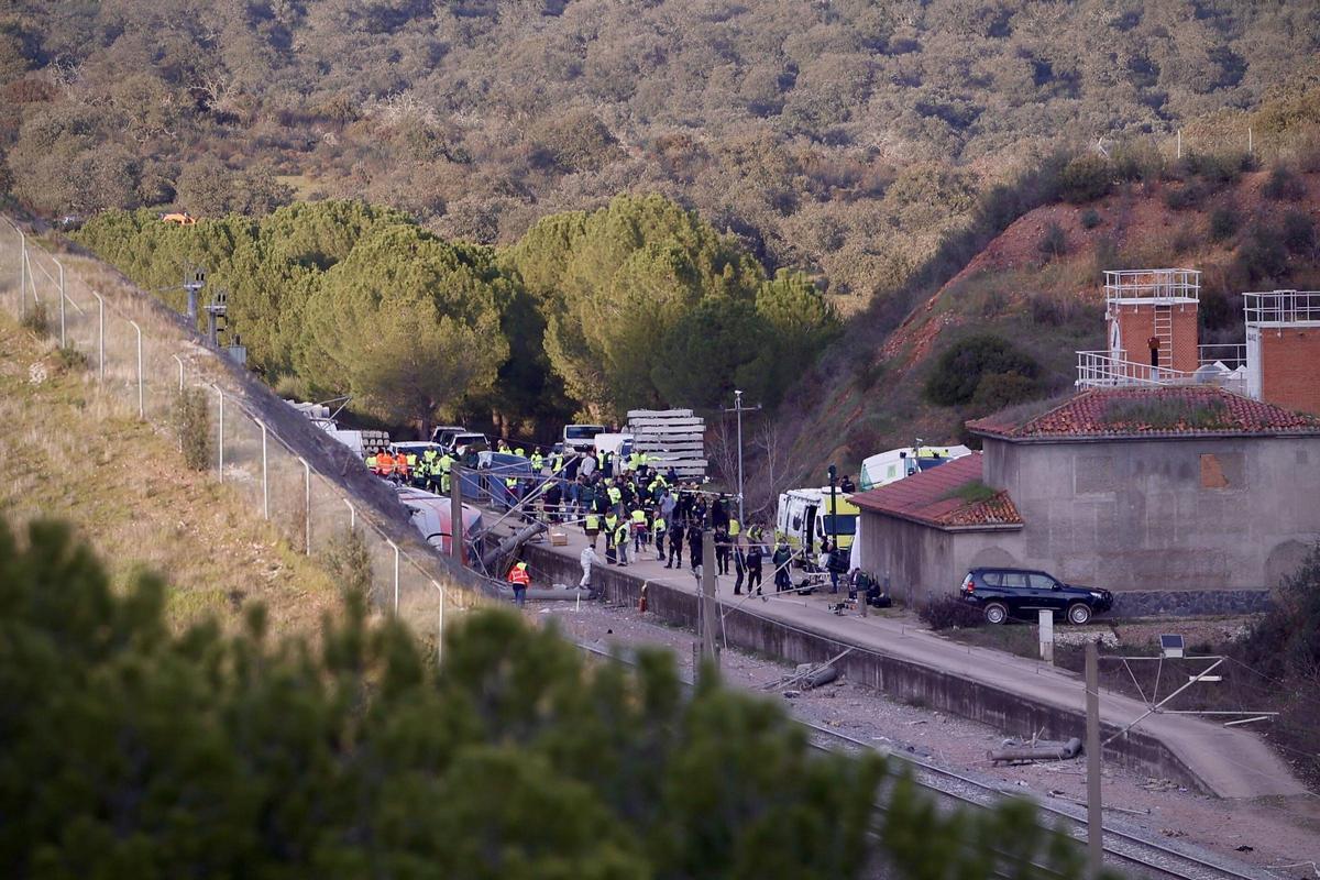Personal en la zona donde se produjo el accidente.