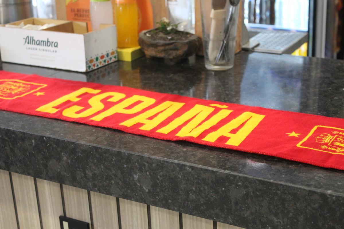 Una bufanda de la Selección decora la barra del bar La Unión