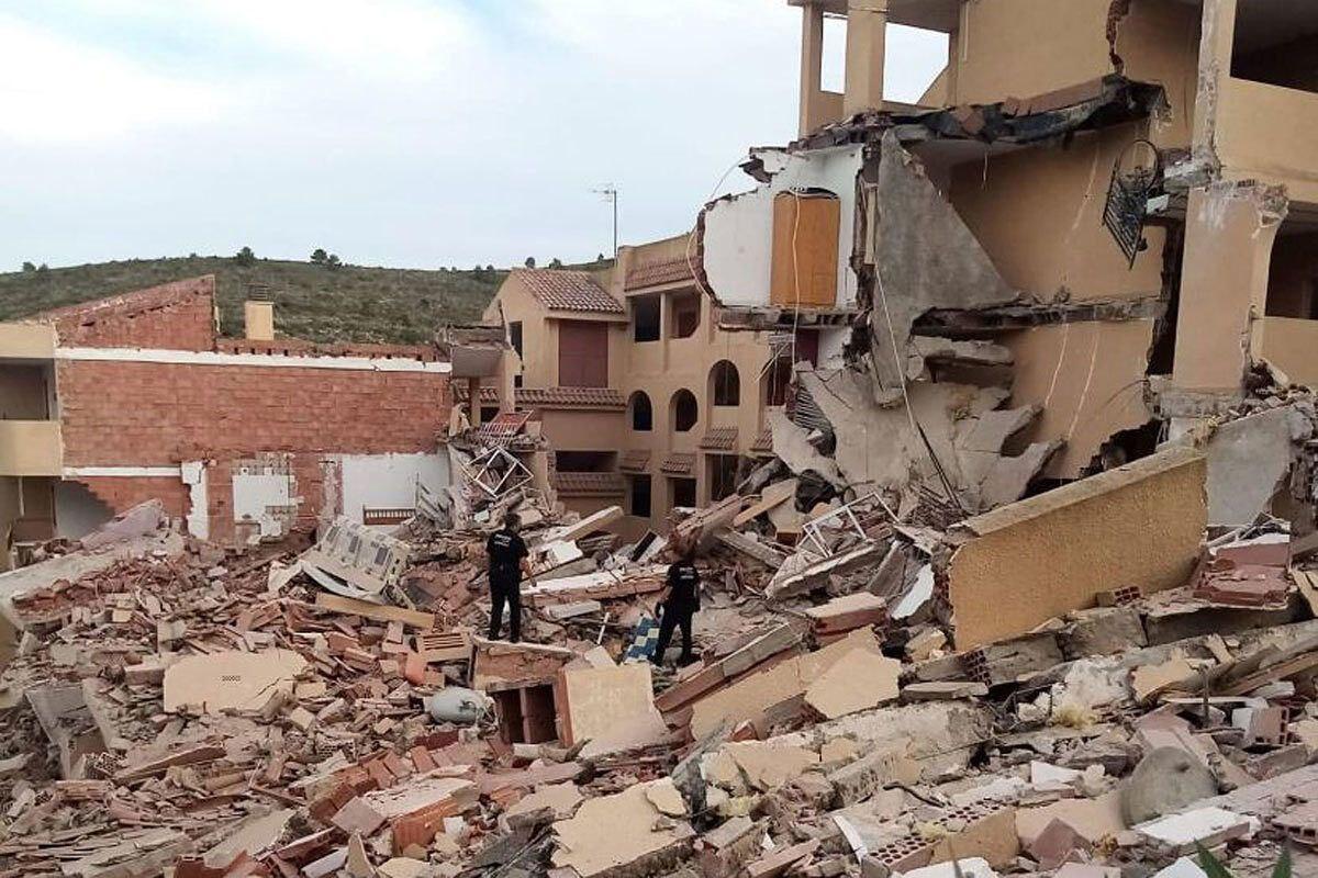 Efectivos del equipo de rescate inspeccionan los restos del derrumbe