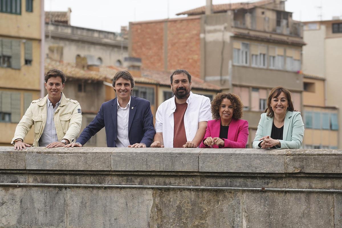 Els caps de llista dels partits amb representació al Parlament, ahir, al Pont de Pedra.