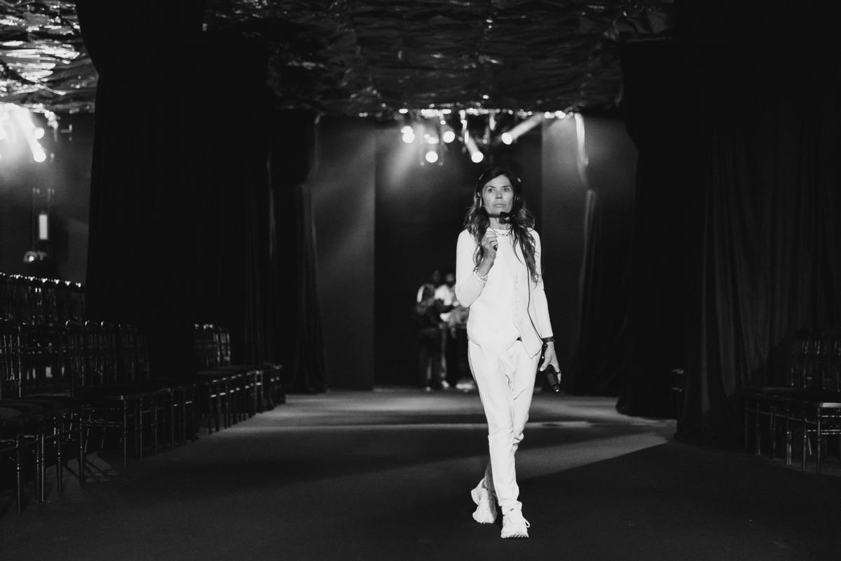 La directora, productora y escenógrafa, 'en acción', antes de un desfile de la 080 Barcelona Fashion.