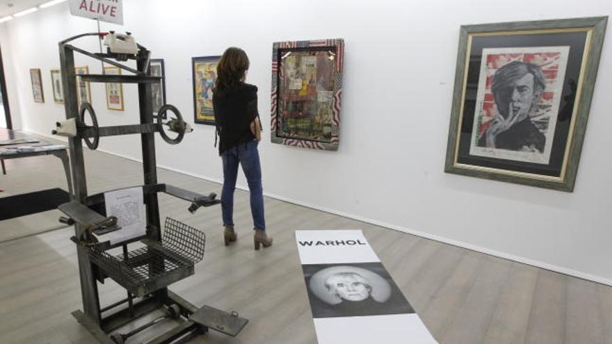 Las obras de Warhol y Psaier en la galería La Aurora, donde han instalado la silla eléctrica del estudio The Factory.