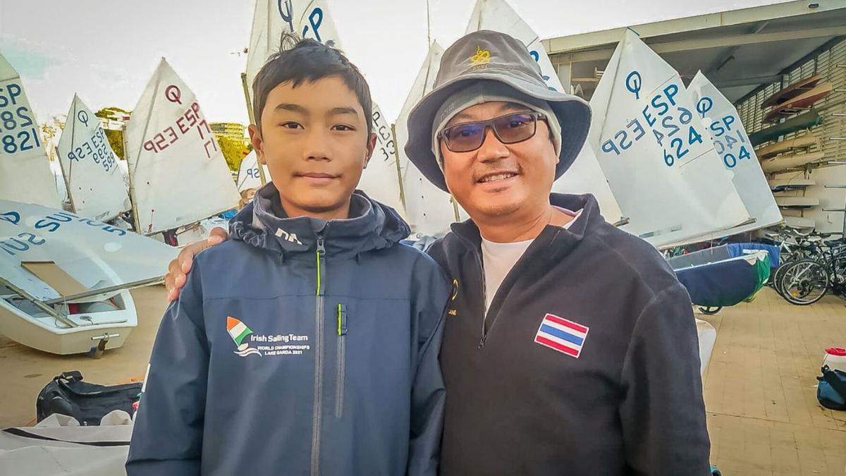 Biranubongse Bahnubandh, junto a su hijo Weka, ayer en el Real Club Náutico de Palma.