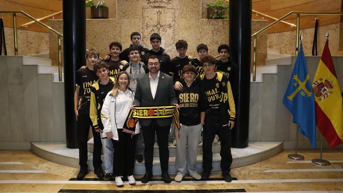 Adrián Barbón, junto a los cadetes del Club Baloncesto Siero.