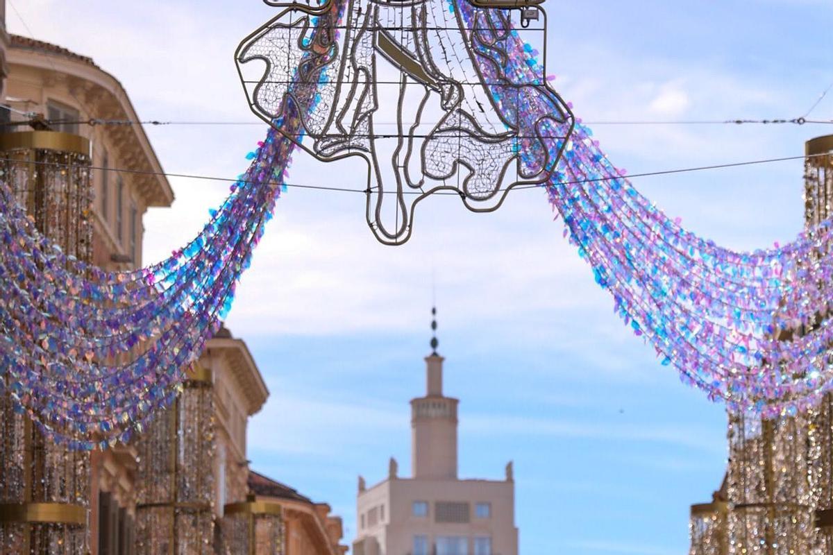 Instalan los ángeles de las luces de Navidad de la calle Larios