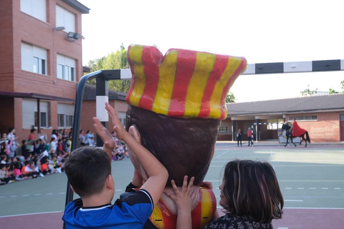 Francesc Cantó comienza su calendario de visitas a los centros escolares y de mayores de Elche que se prolongará todo noviembre