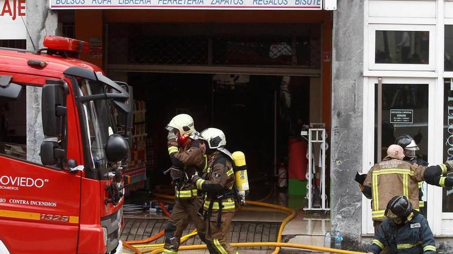 Los bomberos trabajan en la extinción del fuego en el bazar chino de Pumarín, el pasado jueves.