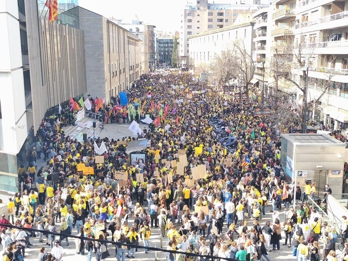 Manifestació docents davant la Generalitat de Girona l'11 de febrer