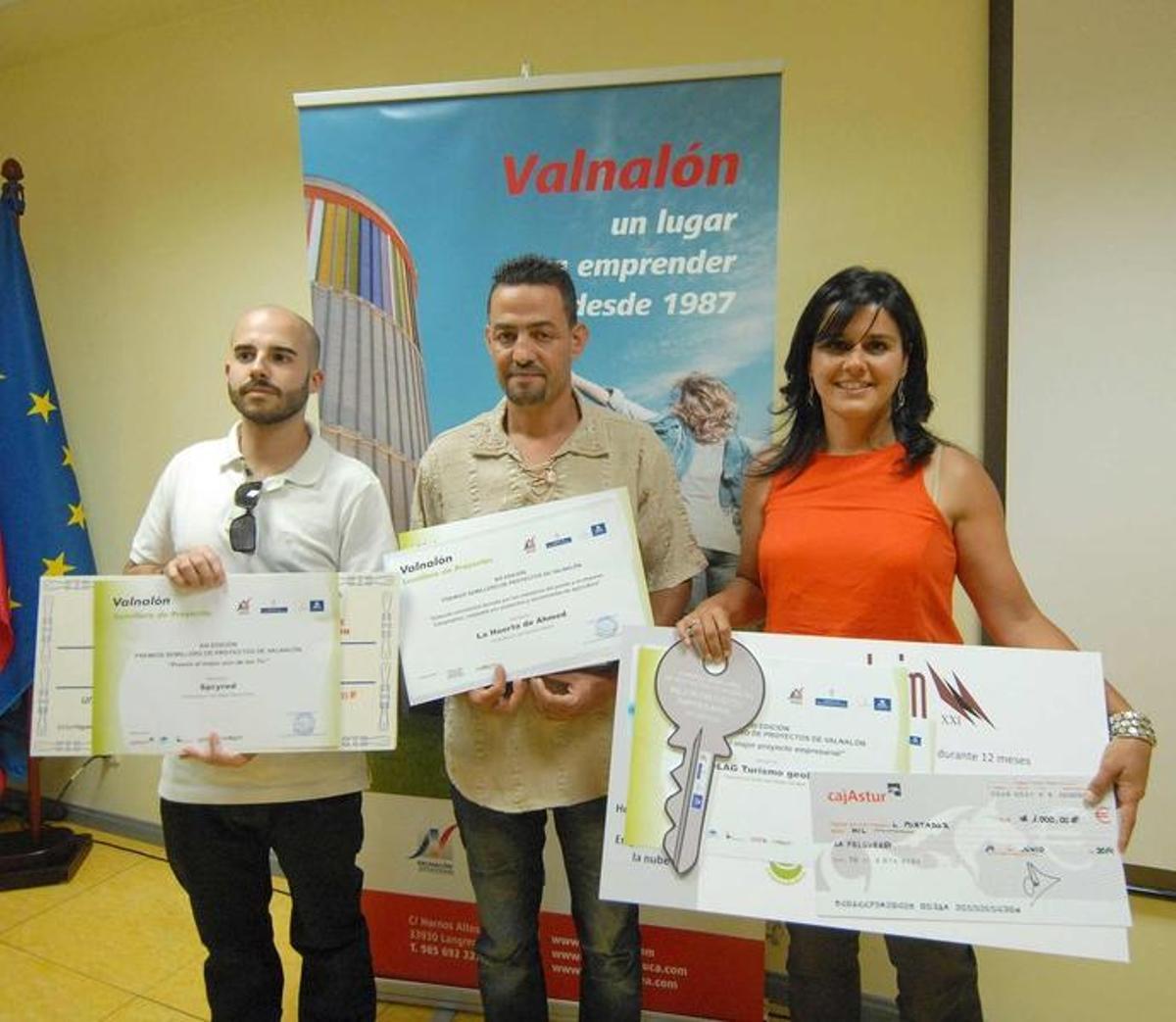 Por la izquierda, Diego Terente, Ahmed El Barhmed y Luna Adrados.