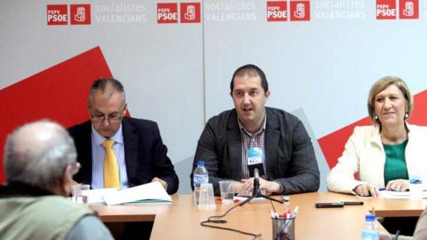 Navarro, Rubén Martínez y Encarna Llinares, anunciaron ayer las medidas en la sede del PSOE.