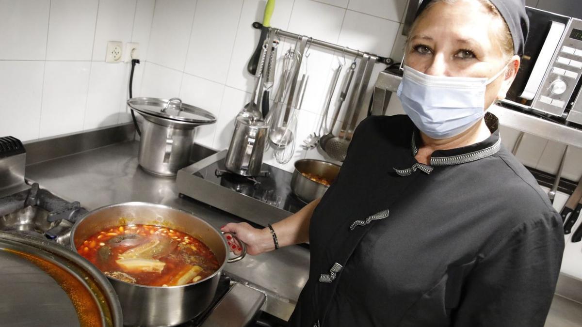 Esther Calles, en la cocina de su establecimiento en Gijón. | Ángel González