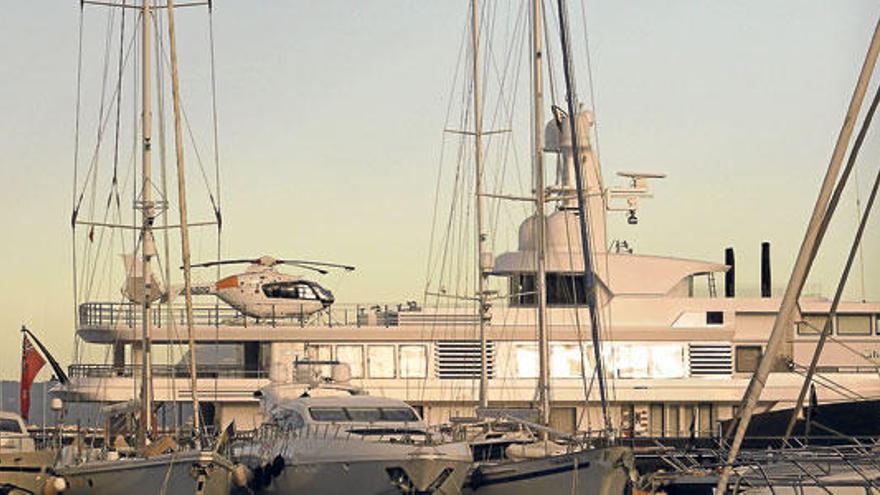 El yate Air, con un helicóptero sobre la cubierta, ayer en las instalaciones del Club de Mar de Palma.