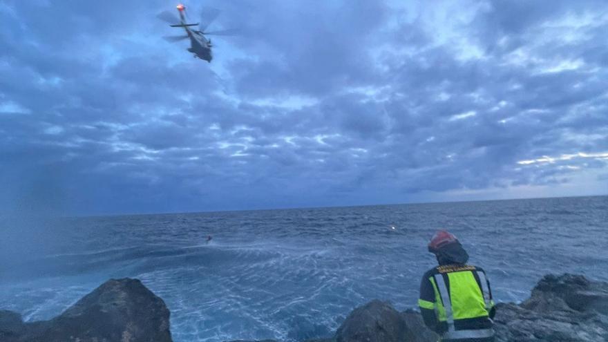 Rescatan a un pescador arrastrado por el mar en la costa de Gran Canaria