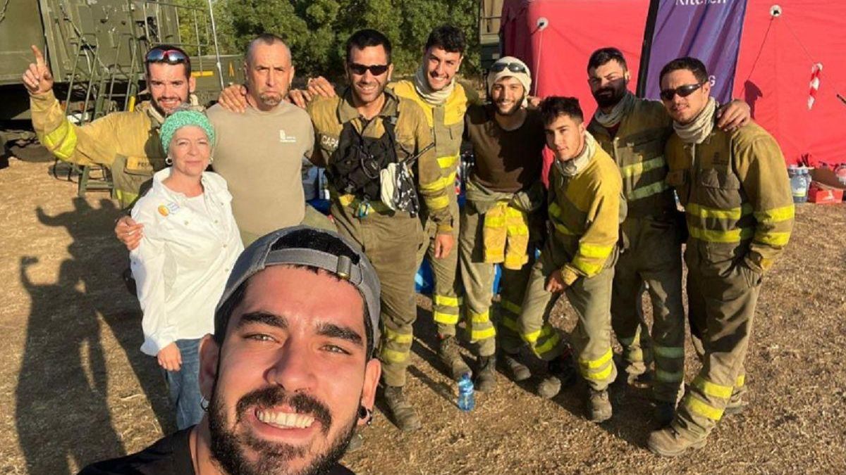 Xabi Guitart junto a los brigadistas en el incendio de Zamora