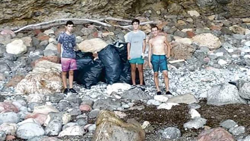 Retiran diez sacos de basura de la costa de Ses Cambres