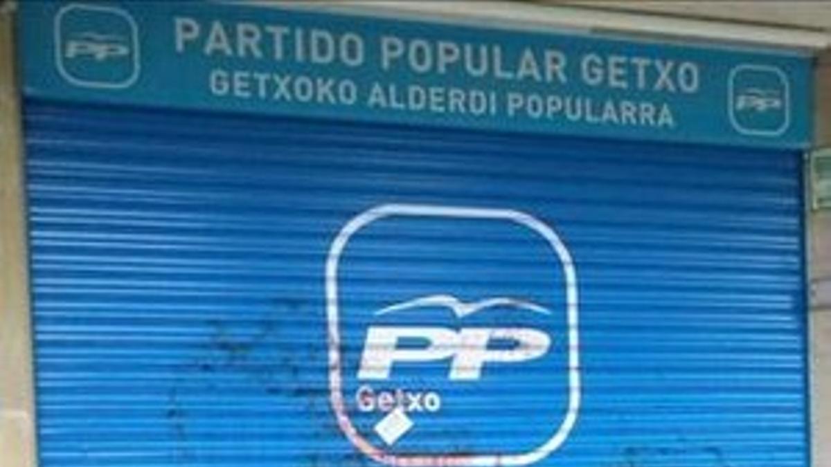 La sede del PP en el barrio de Las Arenas de Getxo (Vizcaya), atacada este martes, 26 de noviembre, por la &#39;kale borroka&#39;. EFE