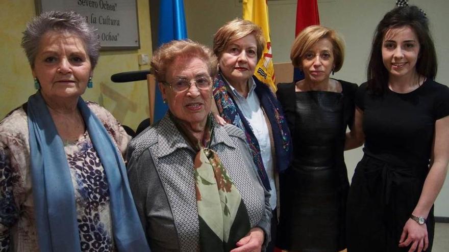 Por la izquierda: Pilar Hevia, Luisa Mencía, Mari Paz Díaz, Amparo Antuña y Lola del Gallego, ayer, en Noreña.