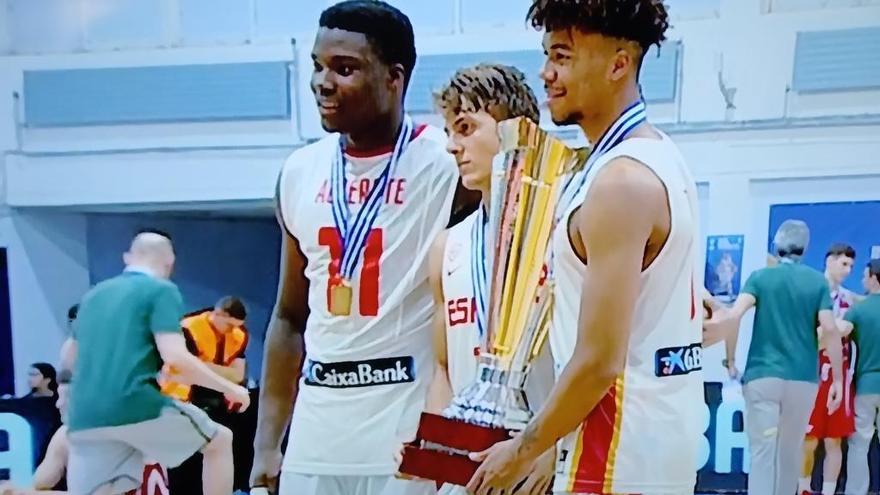 Gody, Scariolo y Tamba, con el trofeo