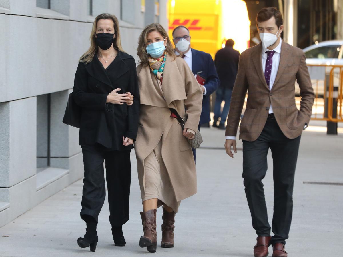 Rosalía Iglesias, en el centro de la imagen, en una foto de archivo.