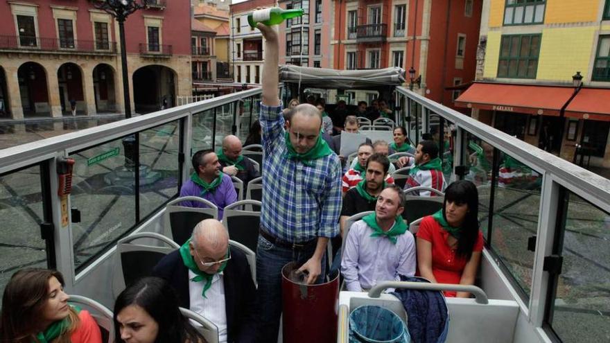 A &quot;Gijón de sidra&quot; sobre ruedas en el &quot;sidrobús&quot;