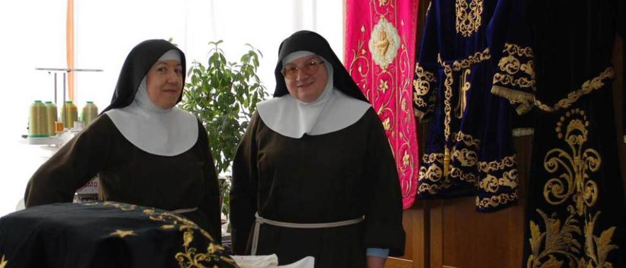 Monjas que cuidan. Otra parte de la congregación se esmera con los mayores. En la foto, el presidente del patronato y párroco de Amandi, Carlos Capellán; la hermana Isabel y la directora de la residencia, Salvi Alonso.