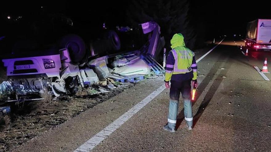 Un muerto en una triple colisión entre un camión, un autobús y un coche en Zamora