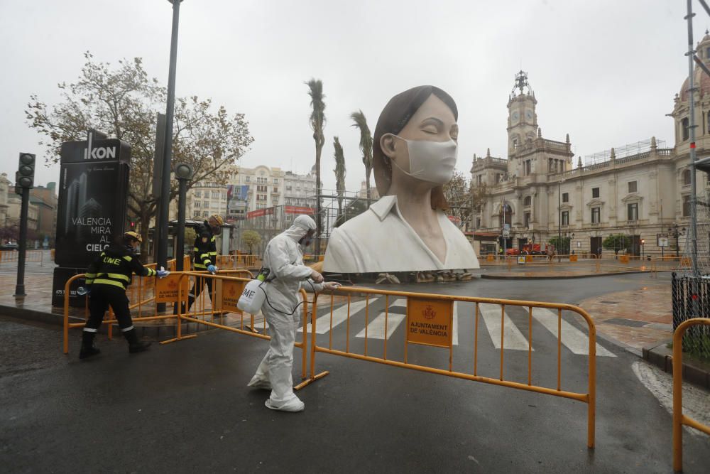 La UME desinfecta la plaza del Ayuntamiento de València por el coronavirus