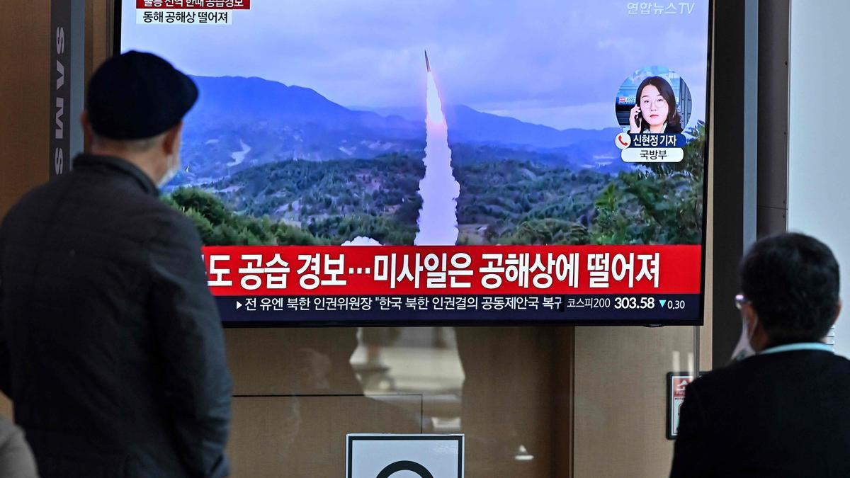 Dos hombres miran en una televisión el lanzamiento de un misil norcoreano, en imagen de archivo.