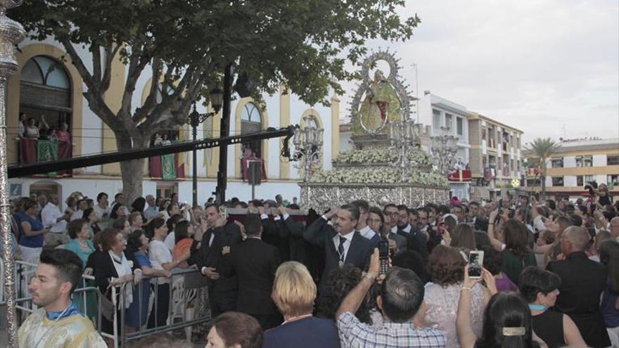 Más de 3.000 fieles viven la coronación pontificia de la Virgen de la Cabeza